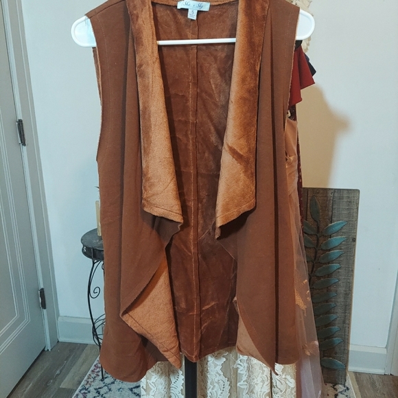 Very Berry Open Front Vest - Picture 4 of 5